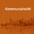 Zu sehen ist ein ockerfarbener Hintergrund auf dem die Silhouette einer Stadt/Kommune abgebildet ist, welche sich spiegelt. Darüber ist die Überschrift Kommunalrecht zu sehen.