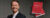Grauer Hintergrund. Links ist das professionelle Bild von Herrn Deeg und rechts sind zwei Exemplare seines publizierten Werks zu sehen.